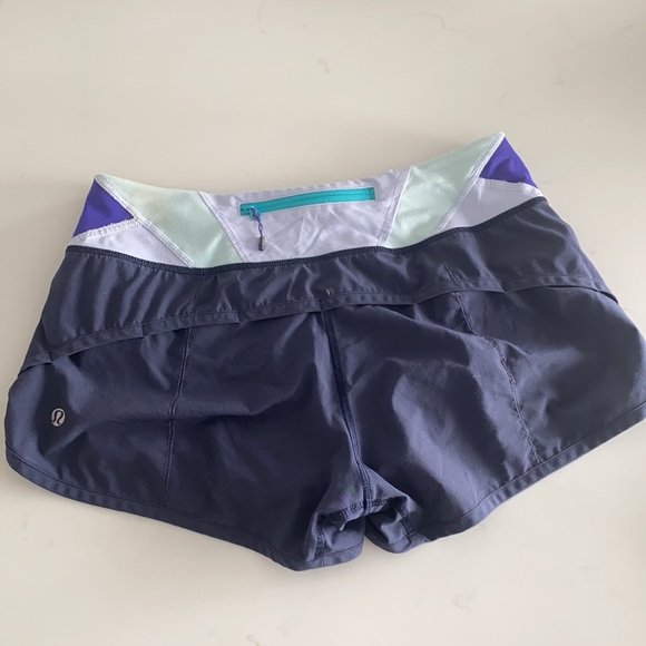 Lulu Lemon size 4 shorts with built in lining - Picture 7 of 8